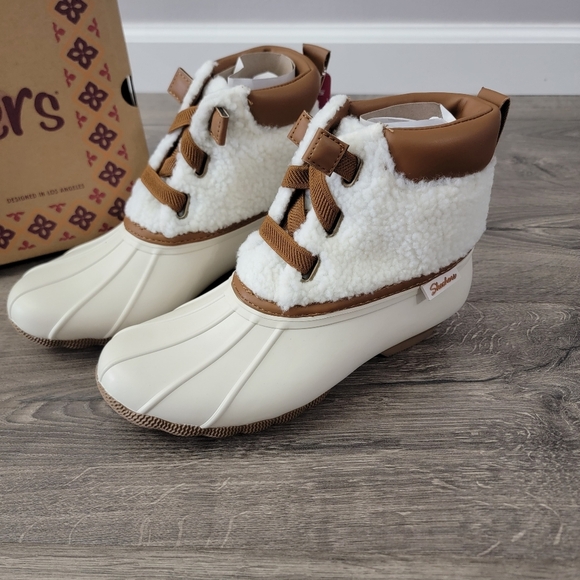 Women's Skechers memory foam & waterproof duck boots size 6 NEW - Picture 2 of 8